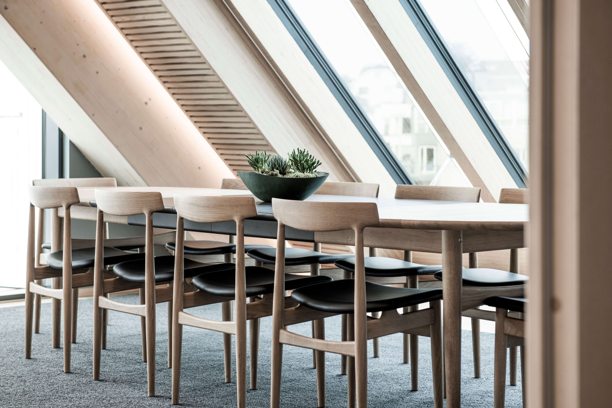 Hertug dining chair and Øya dining table at Finansparken