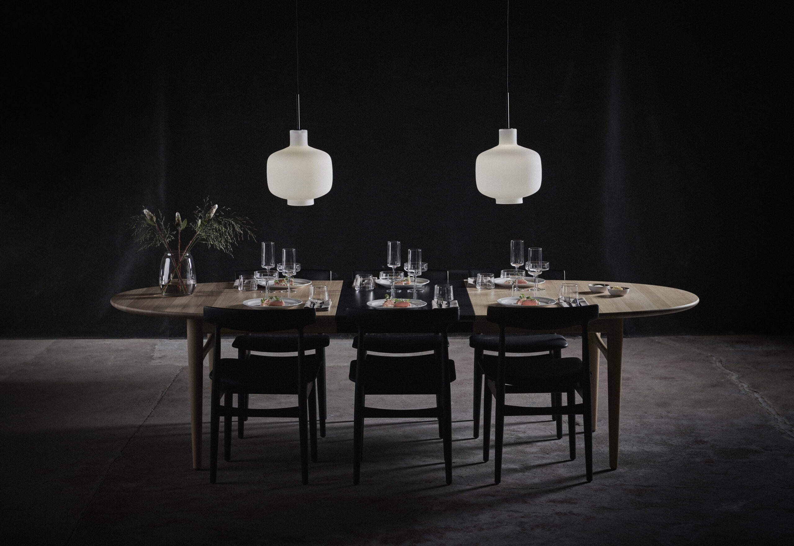 Hertug dining chair and Øya dining table with Figgjo and Hadeland Glassverk