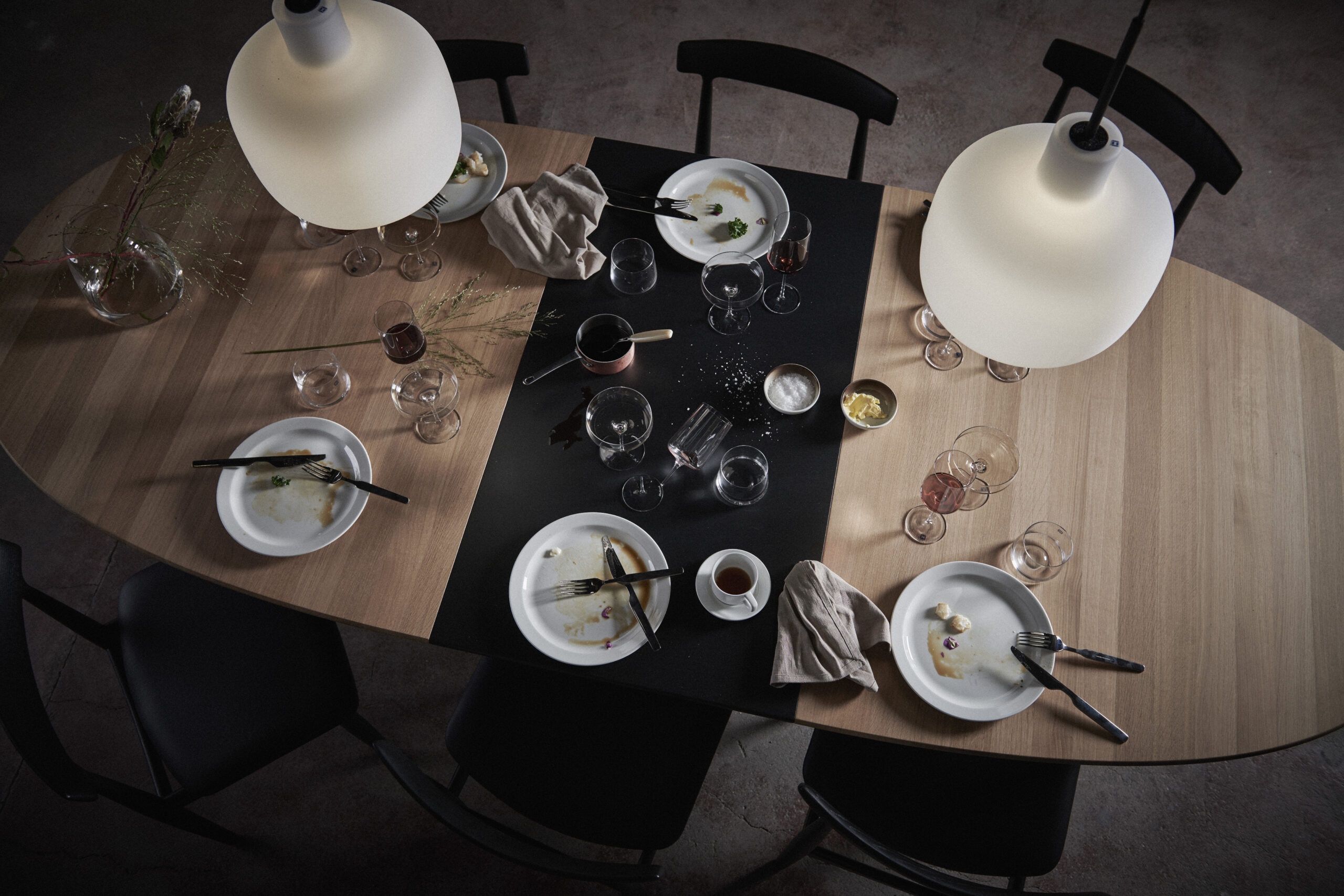 Hertug dining chair and Øya dining table with Figgjo and Hadeland Glassverk