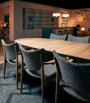 Hertug dining chair and Øya dining table at Utenriksdepartementet – Generalkonsulen